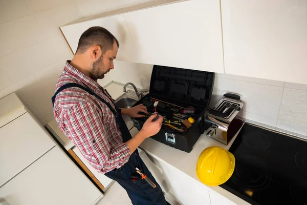 Tipo Preparándose Para Trabajar Con Herramientas — Foto de Stock