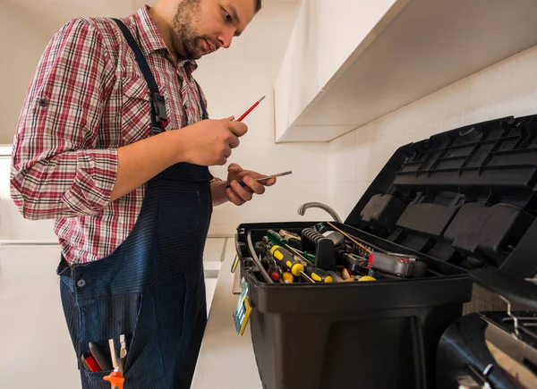 Knappe Jongen Die Zoek Zijn Gereedschap Keuken — Stockfoto