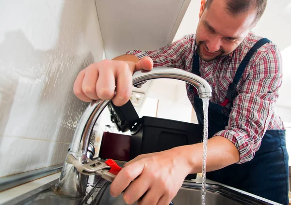 Reparaturhelfer Reparieren Wasserhahn Mit Schraubenschlüssel — Stockfoto