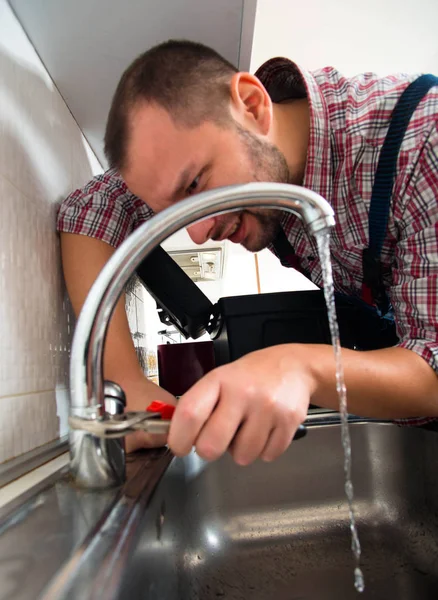 Reparaturhelfer Reparieren Wasserhahn Mit Schraubenschlüssel — Stockfoto