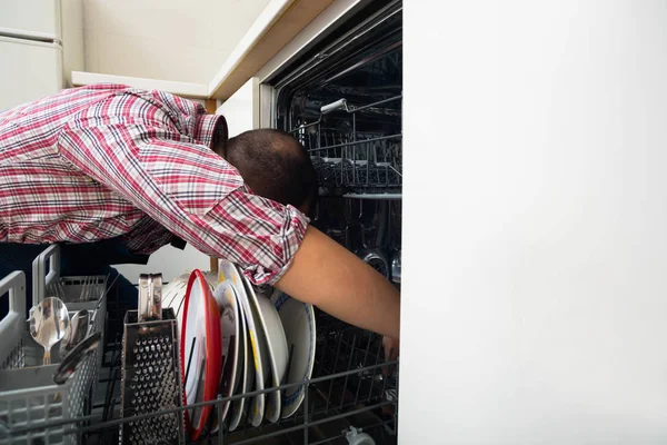 Handwerker Reparieren Geschirrspüler Der Küche — Stockfoto