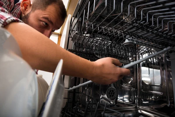 Handwerker Reparieren Geschirrspüler Der Küche — Stockfoto