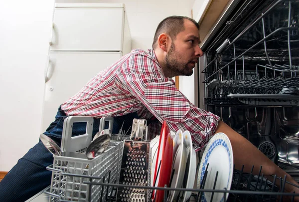 Handyman Reparação Máquina Lavar Louça Cozinha — Fotografia de Stock