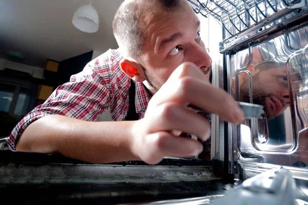 Handyman Reparação Máquina Lavar Louça Cozinha — Fotografia de Stock