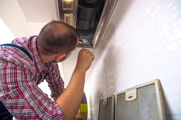 Reparateur Werken Ventilatie Keuken — Stockfoto