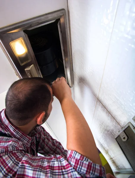 Reparateur Werken Ventilatie Keuken — Stockfoto