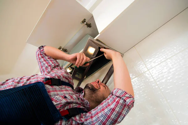 Tamirci Mutfakta Havalandırma Çalışmalarına — Stok fotoğraf