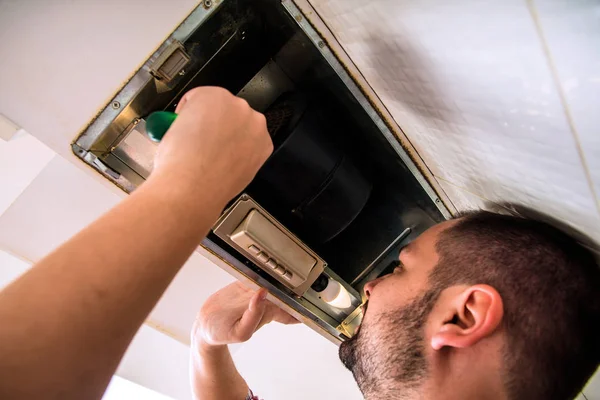 Reparateur Werken Ventilatie Keuken — Stockfoto