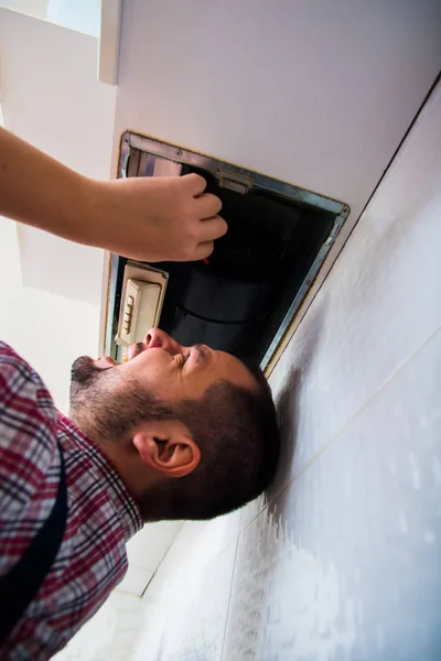 Repairman Bekerja Pada Ventilasi Dapur — Stok Foto