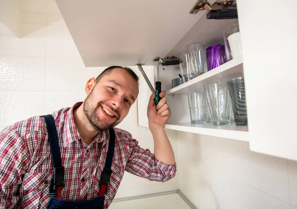 Trabajador Puerta Reparación Gabinete Cocina — Foto de Stock