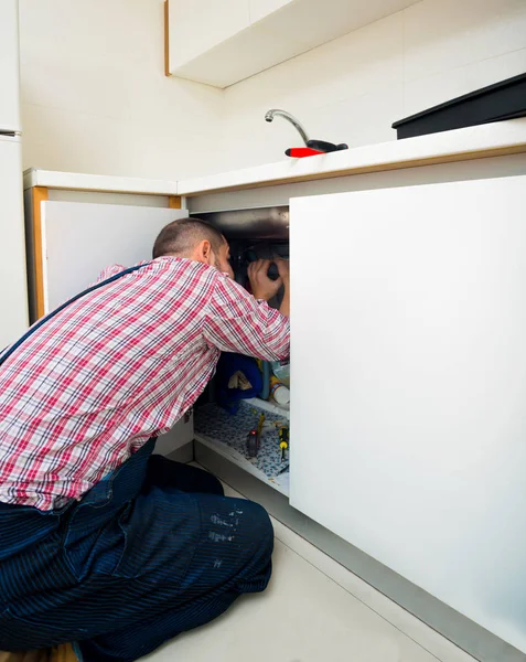 Handyman Reparar Tuberías Fregadero Cocina —  Fotos de Stock