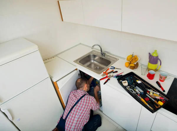 Trabajador Reparar Tuberías Fregadero Cocina — Foto de Stock