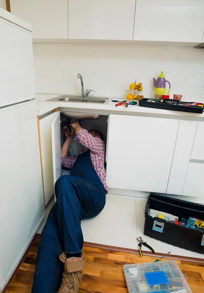 Handyman Acostado Fregadero Reparación Piso Cocina — Foto de Stock