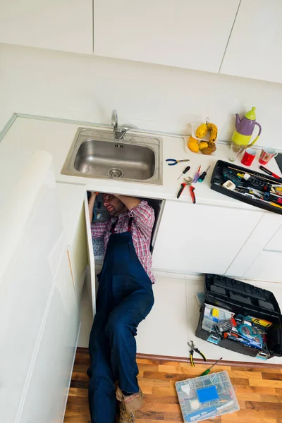 Hombre Adulto Acostado Piso Reparación Fregadero Cocina —  Fotos de Stock