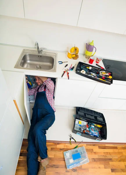 Handyman Acostado Fregadero Reparación Piso Cocina — Foto de Stock