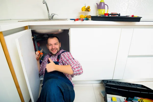 Handyman Acostado Fregadero Reparación Piso Cocina — Foto de Stock