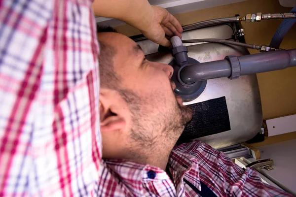 Manos Fontanero Montando Tubos Fregadero — Foto de Stock