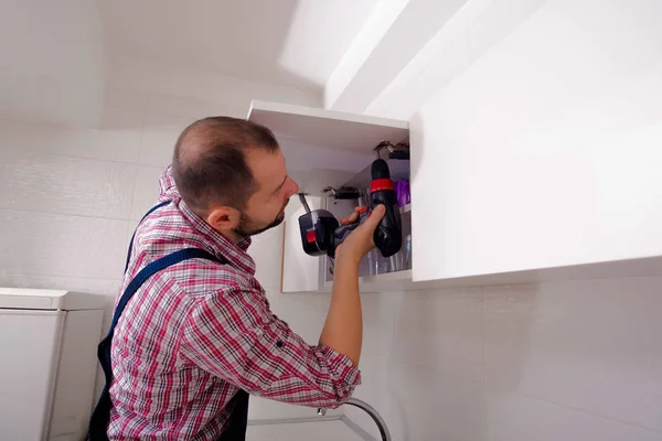 Handyman Puerta Reparación Gabinete Cocina — Foto de Stock