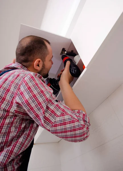 Handyman Puerta Reparación Gabinete Cocina — Foto de Stock