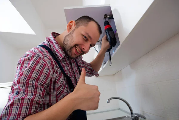 Handyman Puerta Reparación Gabinete Cocina — Foto de Stock