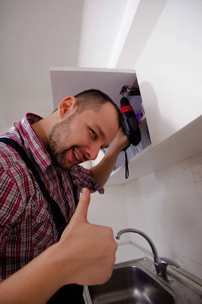 Schöner Kerl Reparatur Tür Auf Dem Schrank Der Küche — Stockfoto