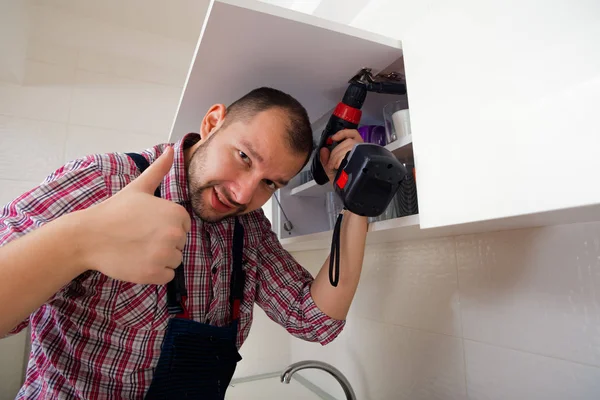 Handyman Repair Door Cabinet Kitchen — Stock Photo, Image