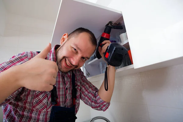 Serviceman Repair Door Cabinet Kitchen — Stock Photo, Image
