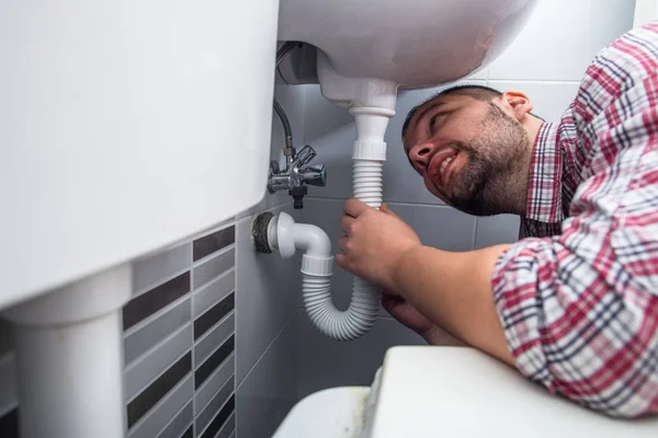 Fontanero Reparando Fregadero Baño — Foto de Stock