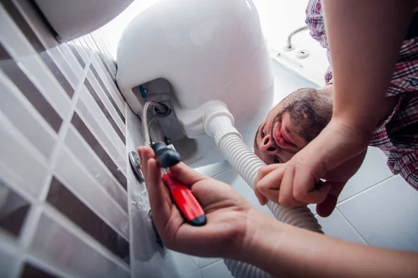 Klempner Repariert Waschbecken Badezimmer Mit Schraubenschlüssel — Stockfoto