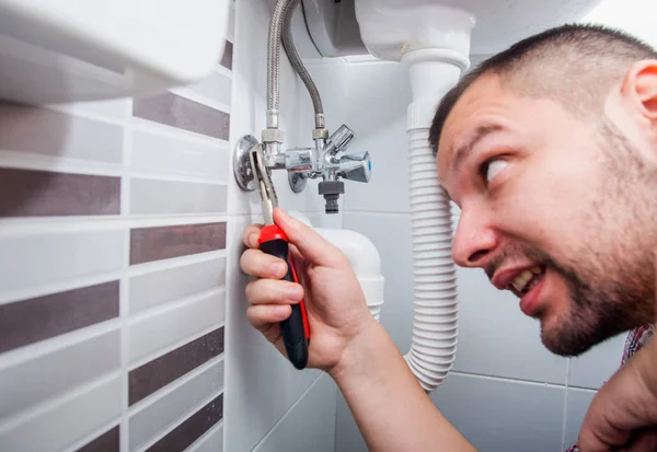 Hydraulik Mocujące Umywalkę Łazience Kluczem — Zdjęcie stockowe