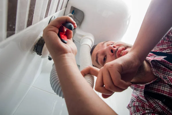 Klempner Repariert Waschbecken Badezimmer Mit Schraubenschlüssel — Stockfoto