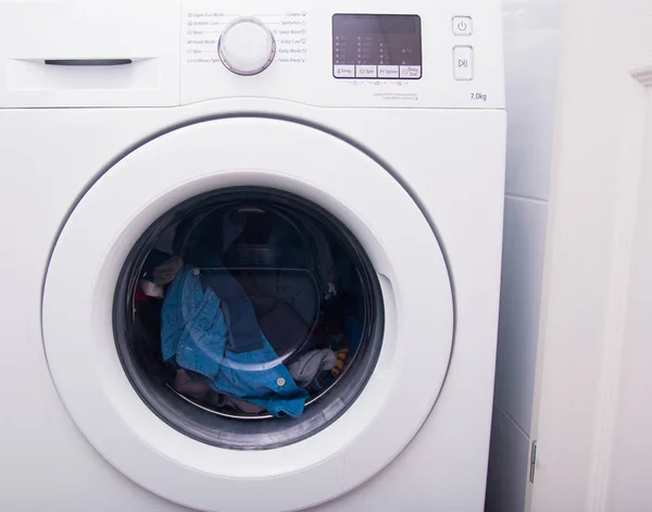 Waschmaschine Mit Schmutziger Kleidung Auf Dem Boden — Stockfoto