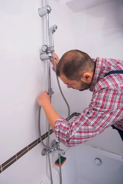 Fontanero Instalar Cabezal Ducha Baño —  Fotos de Stock