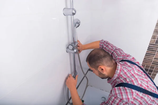 Handyman Reparando Cabezal Ducha Baño — Foto de Stock