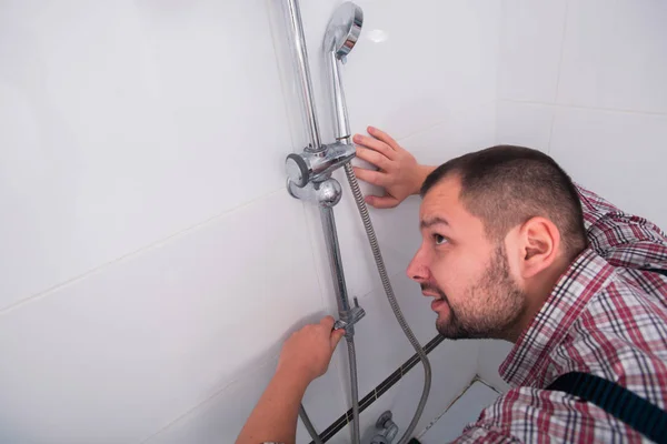 Tipo Mandsoma Reparando Cabeza Del Shower Baño — Foto de Stock