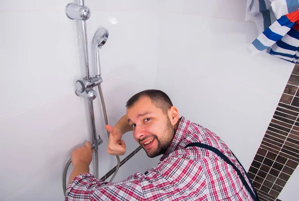 욕실에 샤워기를 배관공 — 스톡 사진