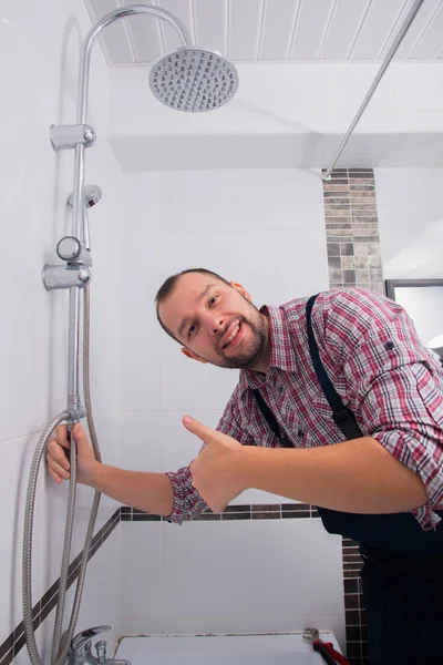 Fontanero Reparando Cabezal Ducha Baño —  Fotos de Stock