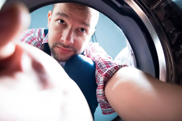 Handwerker Repariert Waschmaschine — Stockfoto