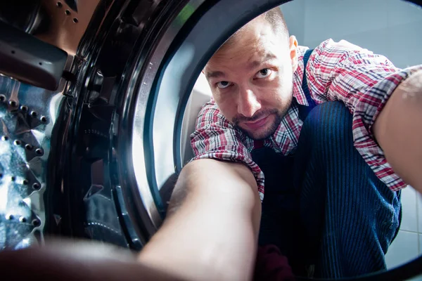 Klempner Repariert Waschmaschine Bad — Stockfoto