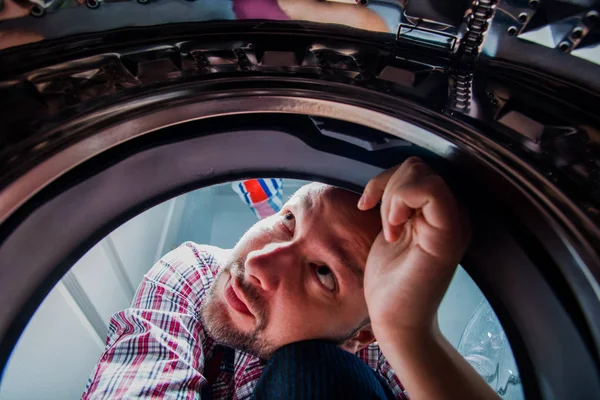 Klempner Repariert Waschmaschine — Stockfoto