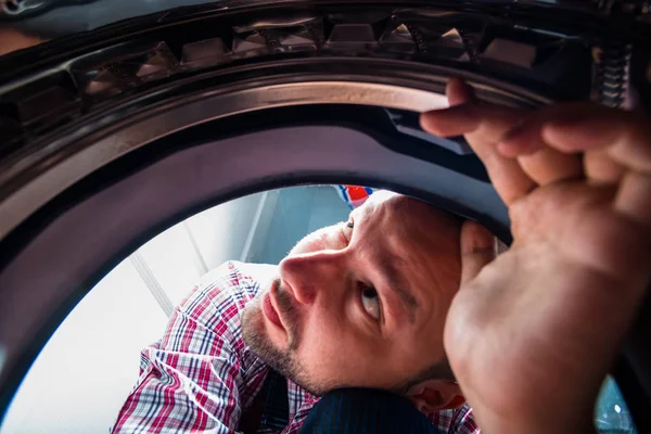 Schöner Kerl Repariert Waschmaschine Badezimmer — Stockfoto