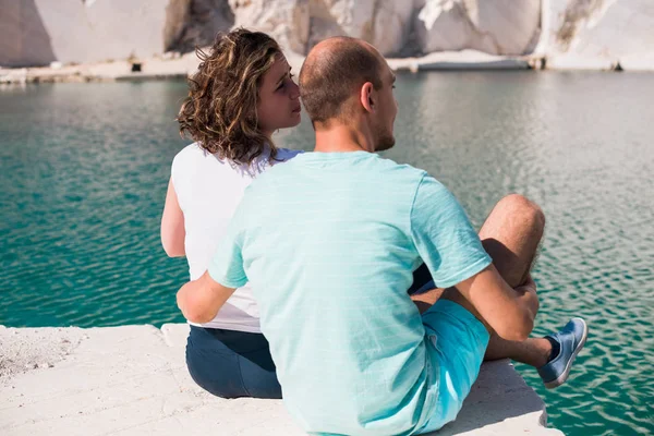 Göl Hakkında Konuşurken Romantik Genç Çift — Stok fotoğraf