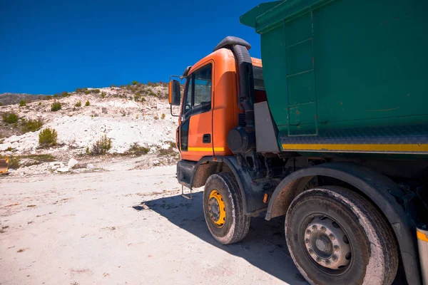 ローカル切り出された大理石を運ぶトラック — ストック写真