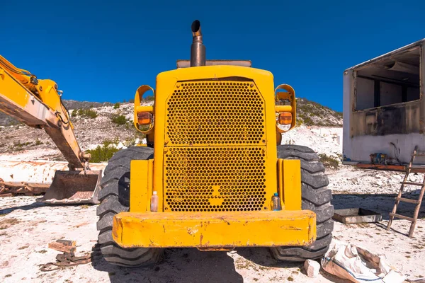 黄色の掘削機の前面 — ストック写真