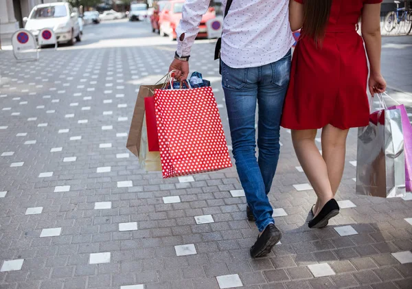 Jeune Couple Faisant Shopping Dans Ville — Photo