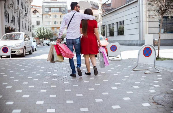 Couple Ensemble Shopping Ville Par Une Journée Ensoleillée — Photo