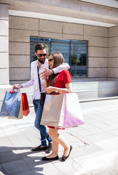 Elegante Pareja Joven Caminando Con Bolsas Compras Día Soleado —  Fotos de Stock