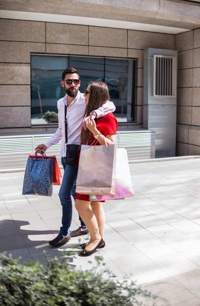 Aantrekkelijke Jonge Paar Met Shopping Tassen — Stockfoto