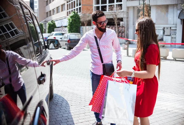 Giovani Coppie Shopping Città — Foto Stock