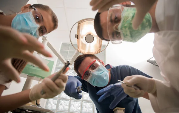 Хлопчик Ідеальними Зубами Стоматолога Робить Огляд Клінікою Задньому Плані Концепція — стокове фото
